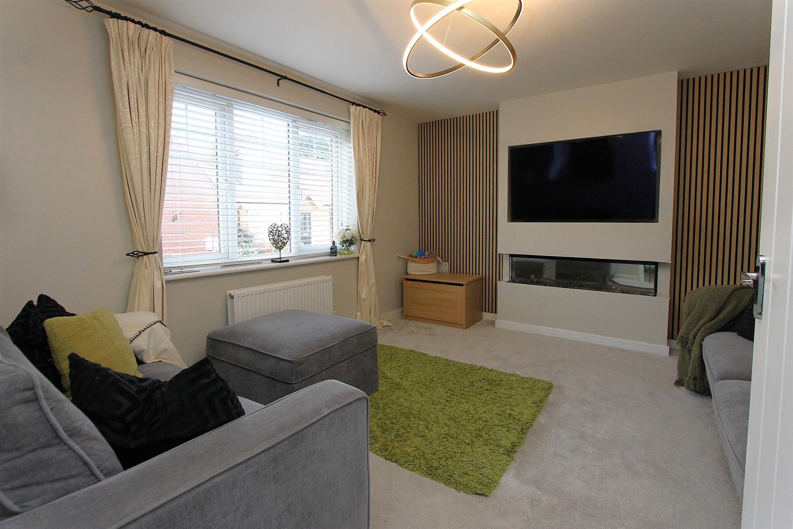 3 bed property in Longlands Avenue, Stourbridge